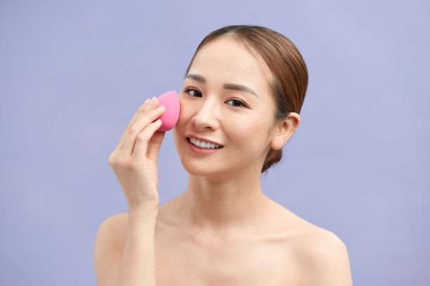 年轻漂亮的女人在化妆图片下载