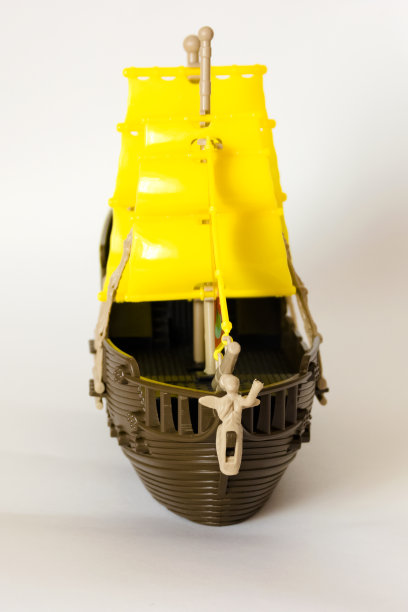 玩具木船在白色背景上孤立地盘旋图片下载