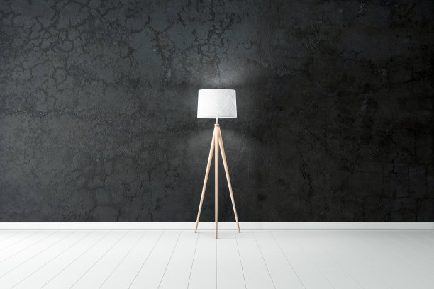 空房间，三脚架上白色落地灯，靠近黑墙图片下载