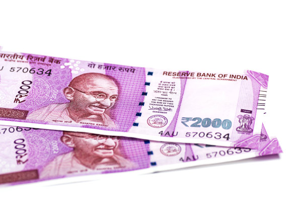 新的印度货币2000卢比被孤立在白色背景上。2016年11月9日发布。图片下载