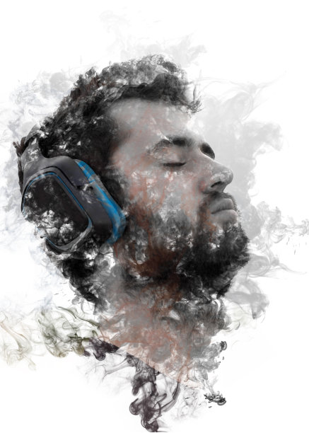 年轻的白人男孩卷着头发在田野里听着音乐。微笑的表情。享受音乐的概念。图片下载