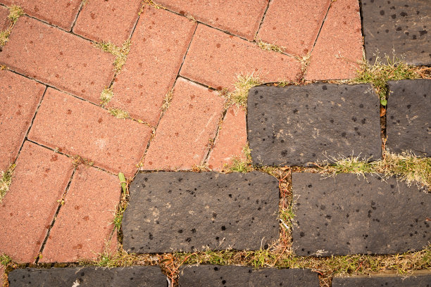 长方形的陶瓦和灰色的瓷砖与绿色的草在部分。图片下载