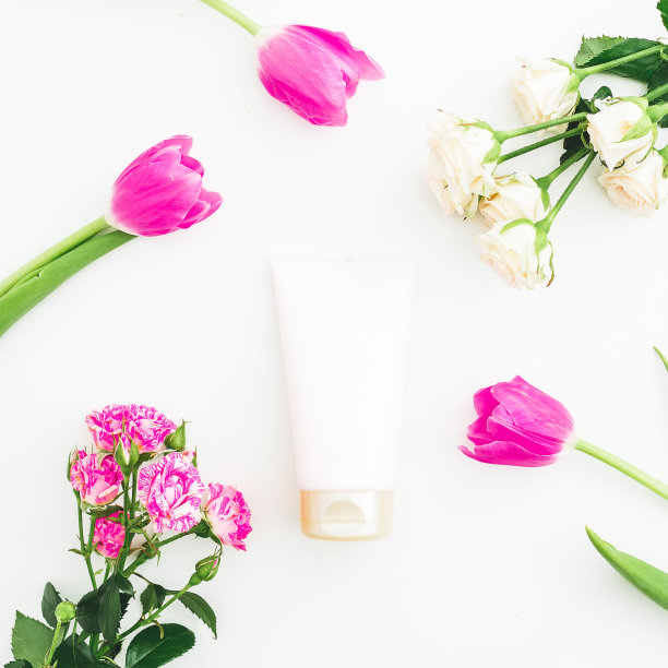 郁金香花和玫瑰与女性霜隔离白色。平躺，俯视图图片下载