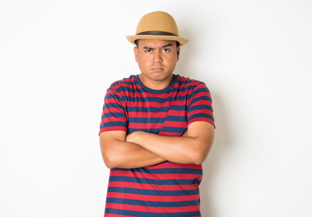 27-35岁左右的亚洲男人正在思考，做着鬼脸，困惑，不理解，对一些事情感到疑惑。这张照片是在照相馆拍的。白色背景图片下载