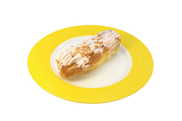 蛋糕与奶油坚果在一个黄色的盘子孤立在白色的背景图片下载