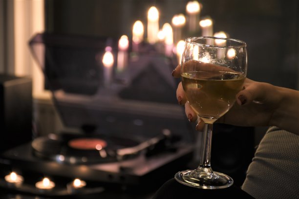 女孩喝酒图片下载