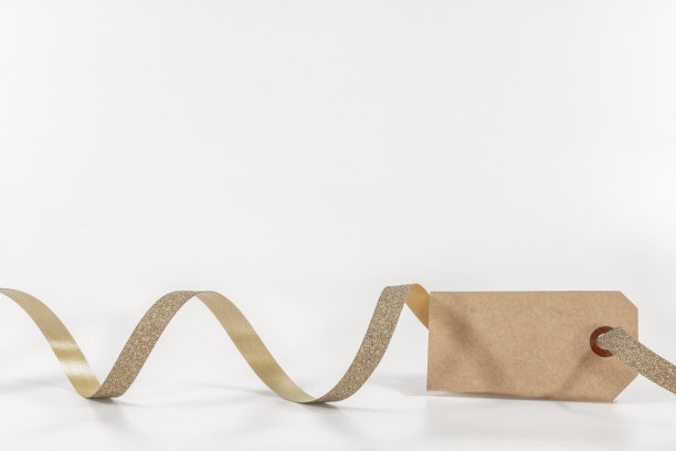 标签与空白的文字为圣诞礼物促销和金宝杜克照片工作室与圣诞的文本空间图片下载