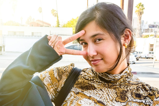 微笑的亚洲女大学生图片下载