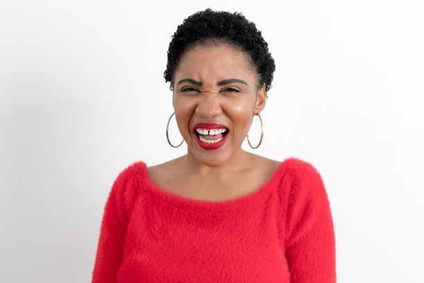 年轻女子伸出舌头图片下载