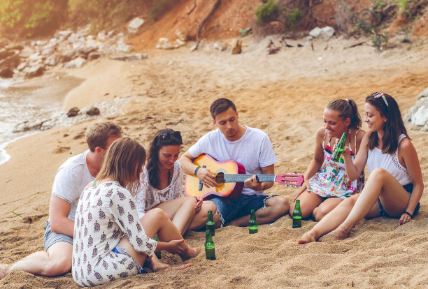朋友们在海边玩图片下载