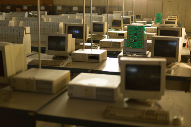 废弃的电脑工厂图片下载