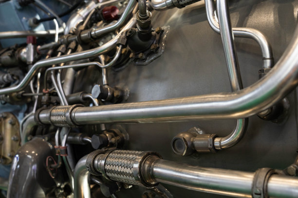 飞机发动机复杂机械管道特写图片下载