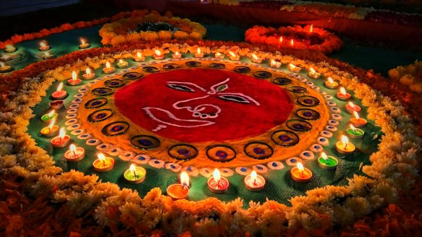 在著名的印度节日杜尔迦普耶庆典上，用diya油灯照明。图片下载