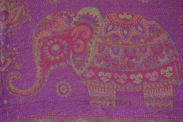 图案的大象背面的粉红色围巾从羊绒织物图片下载