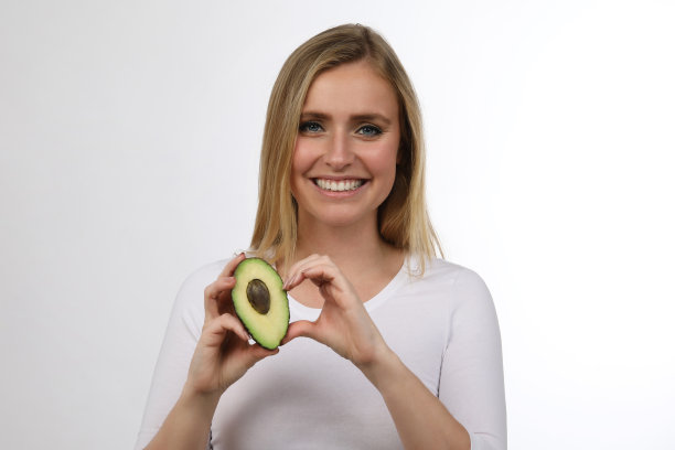 画室里有个带牛油果的金发美女图片下载