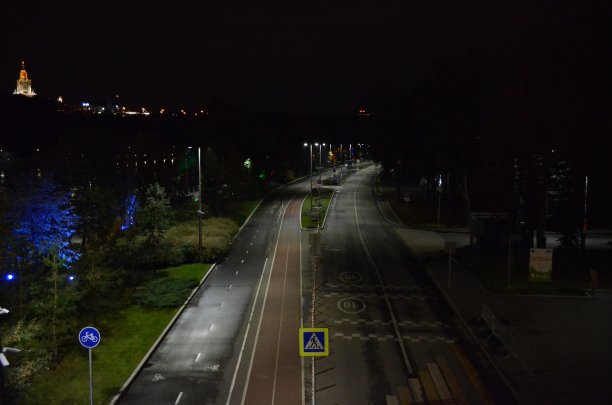 晚上在水坑里锻炼身体。图片下载