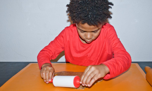 小孩在揉姜饼。图片下载