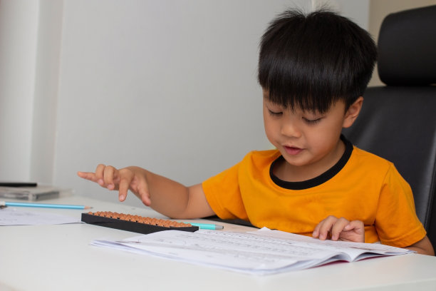 男孩在学校用算盘数数图片下载