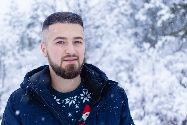 白雪皑皑的森林里英俊的小伙子图片下载