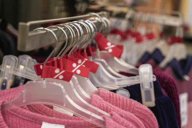 五彩缤纷的休闲青春系列粉色羊毛衫挂在衣架上，季节性大甩卖图片下载