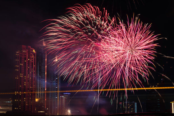 烟花庆祝在城市与人群;新年的概念。图片下载