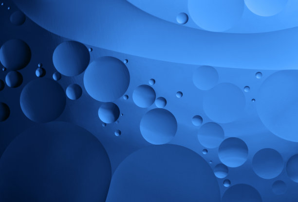 经典的蓝色背景。2020年的颜色。油在水中冒泡图片下载