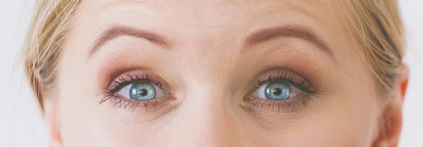 近距离观察蓝眼睛的女人图片下载