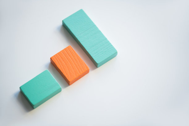 橙色和蓝色的扁平木砖构成图表，以白色为背景图片下载