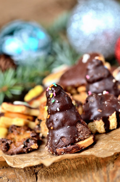 圣诞糖果的特写与不同类型的糖果烘焙纸和圣诞装饰垂直照片图片下载