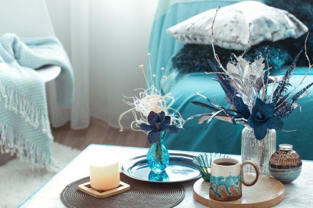 客厅里的静物花瓶，上面插着人造花。图片下载