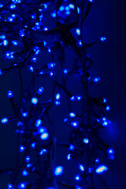 黑色背景上有蓝色灯光的圣诞花环。图片下载