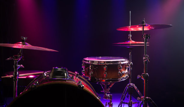 鼓和架子鼓。美丽的蓝色和红色背景，与光线。漂亮的烟雾和灯光特效。乐器。特写照片。图片下载