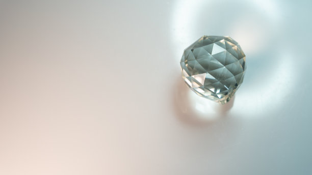 白色背景上的大晶体与光折射抽象。有足够的空间来放置铭文或标志。图片下载