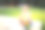 可爱的小女孩，坐在后院的地板上玩耍图片下载