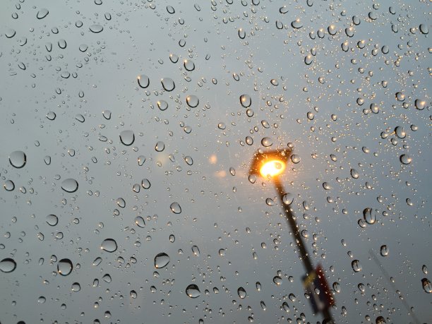 雨中的街灯图片下载
