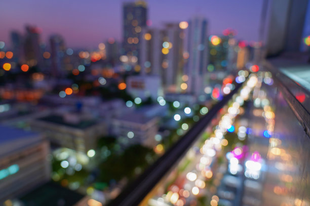 灯光散焦从汽车灯光上的黑色背景，傍晚的交通在城市灯光运动模糊。图片下载