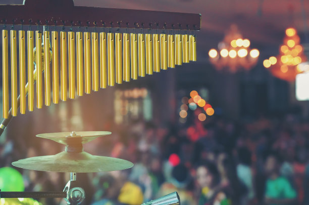 声音乐队设置在紫色舞台灯光，特写照片，软选择焦点，音乐家在夜总会派对酒吧现场，音乐会和乐队在舞台上。节日及展示背景图片下载