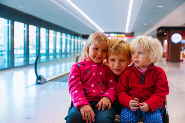 快乐的孩子们-男孩和女孩-在机场旅行，家庭度假图片下载