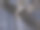 牛仔裤上的旧皮带。复古的棕色裤带。蓝色牛仔裤的背景。男人的休闲的壁橱里。牛仔质地。图片下载