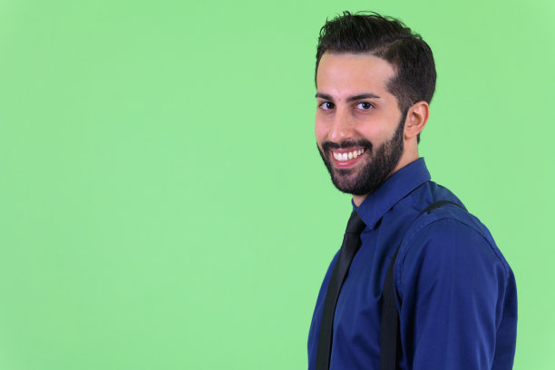 快乐的波斯商人看着镜头的侧面特写图片下载