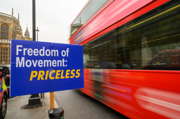 红色模糊伦敦巴士经过反脱欧的“自由运动”标志图片下载