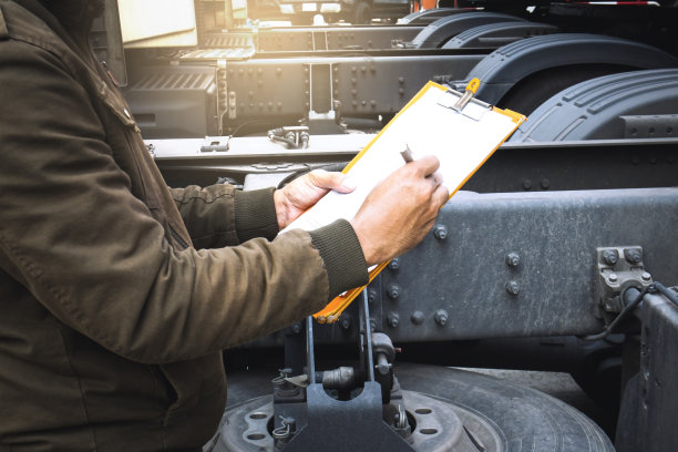 近距离的卡车司机拿着剪贴板检查安全清单的卡车拖车图片下载