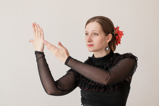 穿着黑裙子跳弗拉门戈舞的漂亮年轻女人。图片下载