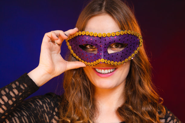 特写女人的脸与狂欢紫面具上的黑暗图片下载