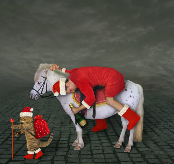 醉醺醺的圣诞老人在路上骑马图片下载