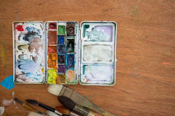 画笔和天然油画颜料的画家书桌图片下载