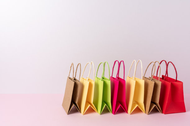 彩色的购物纸袋在明亮的背景。创意简约的购物理念。图片下载