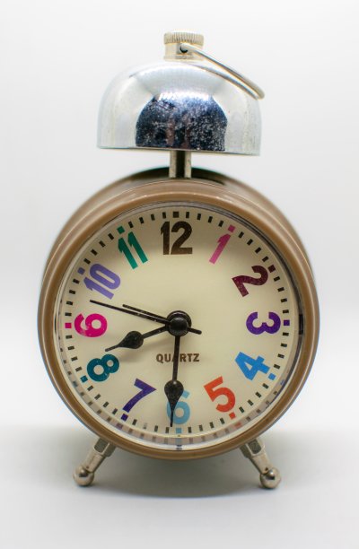 老式闹钟孤立在白色背景。图片下载