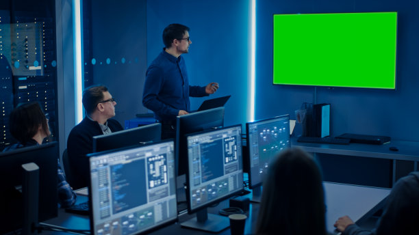 专业IT开发团队开会，演讲者谈论新概念，墙上电视有绿色模拟屏幕。概念:软件开发，深度学习，人工智能，数据挖掘图片下载