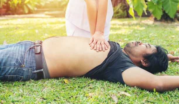 护士在草地公园给人做心肺复苏图片下载